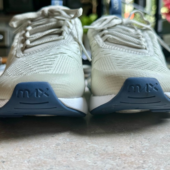 WOMEN'S NIKE AIR MAX 270 - Picture 2 of 8